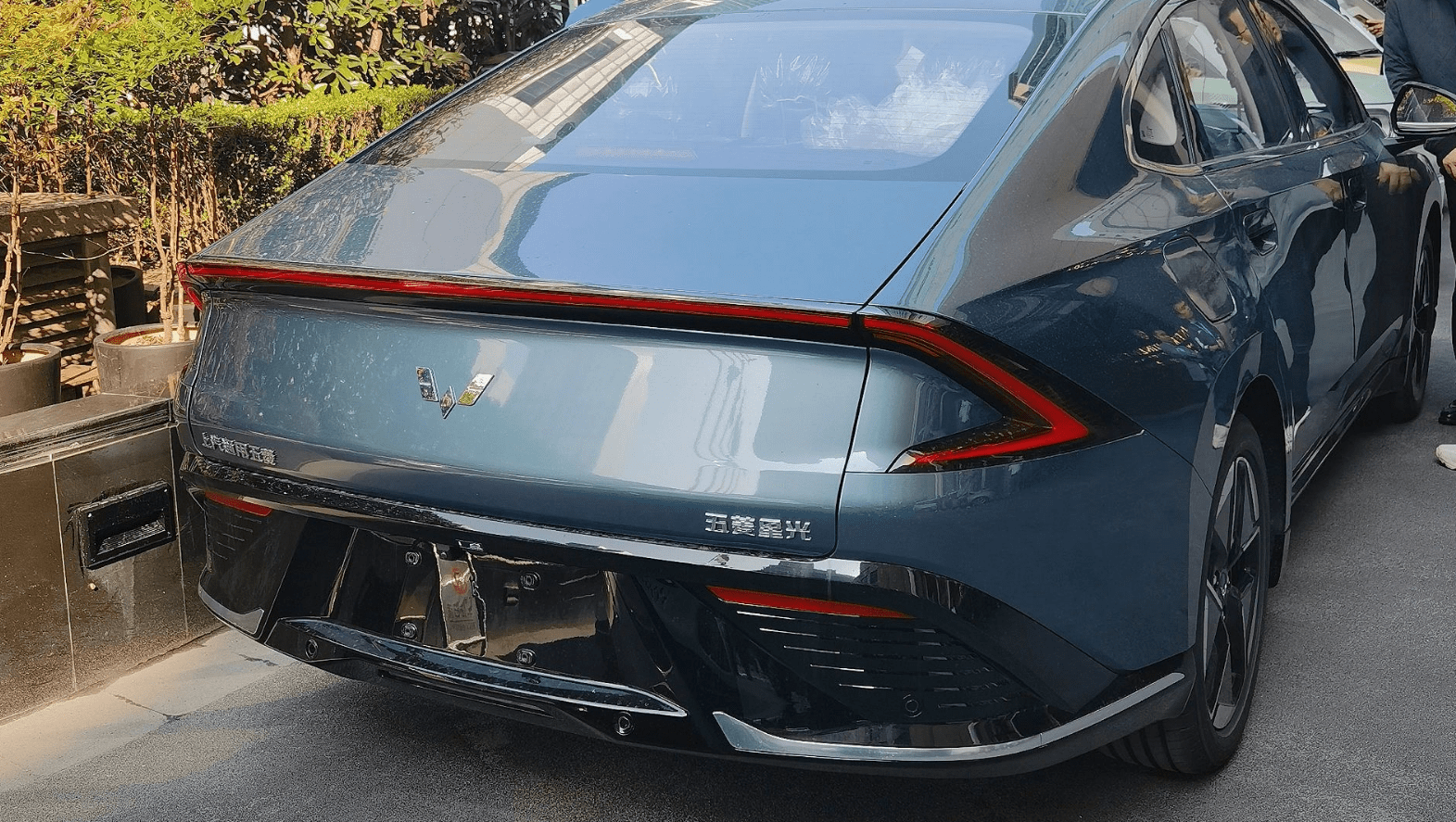 五菱星光现身街头,大过秦plus 轿跑造型,百公里3.