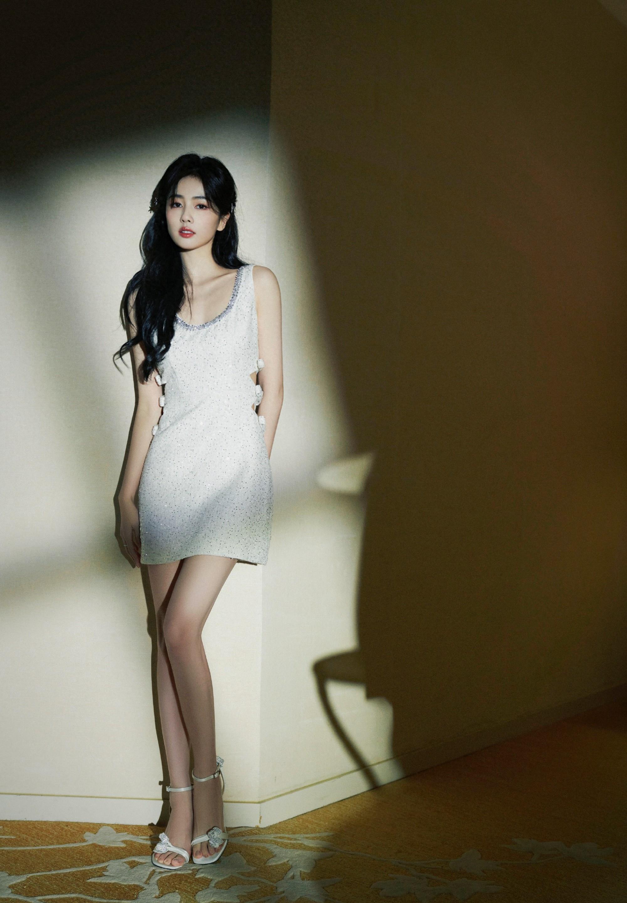 白鹿吊带登场,昏暗光影中美腿吸睛