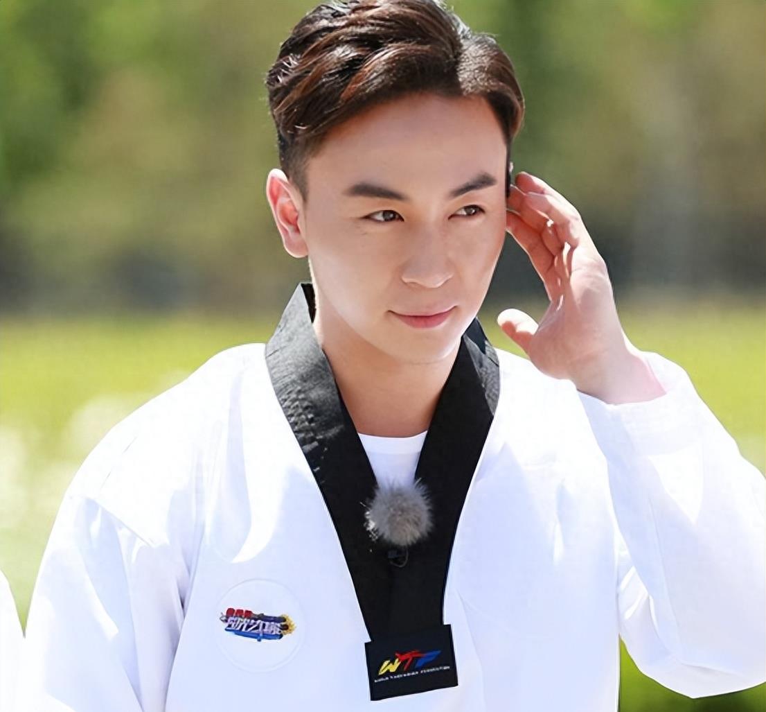 再"释小龙:演艺巅峰时期赴美留学,被何洁终结演艺事业_观众_成龙_因为