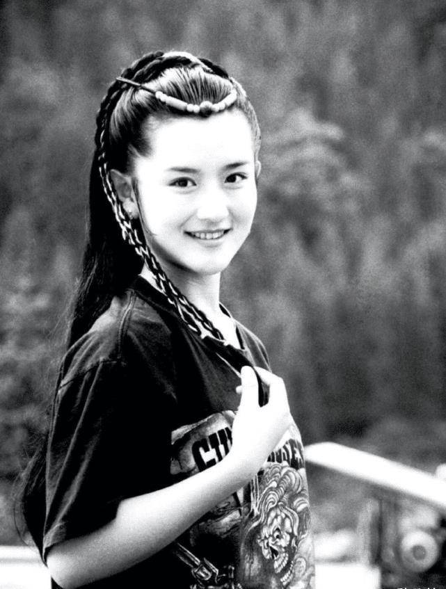 谢娜14岁照片曝光,有没有整容一看便知,原来小时候的她这么美_下巴