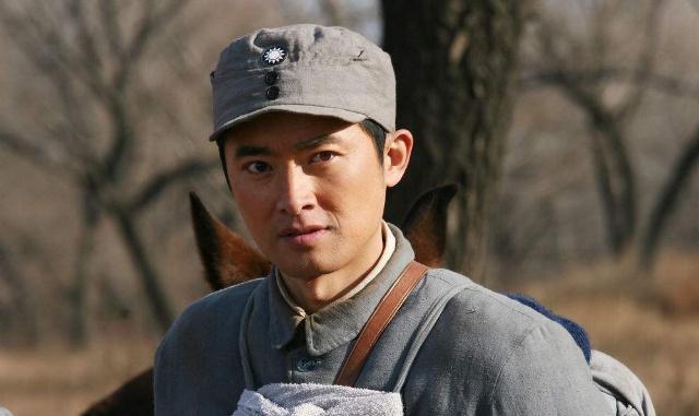 《亮剑》李云龙没有佩戴"青天白日"徽,为何新版却有_帽徽_部队_八路军