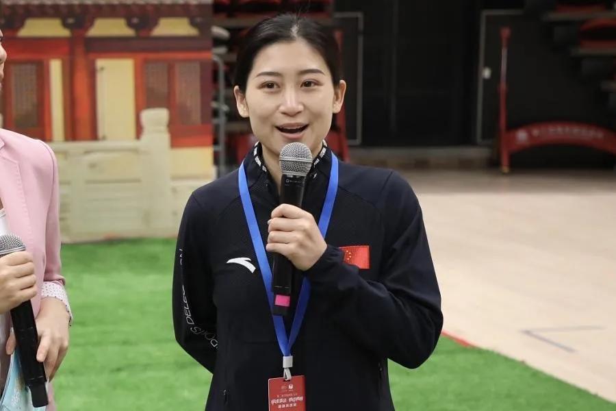 江钰源,我国著名的女子跳水运动员,曾多次在世界跳水锦标赛和奥运会上