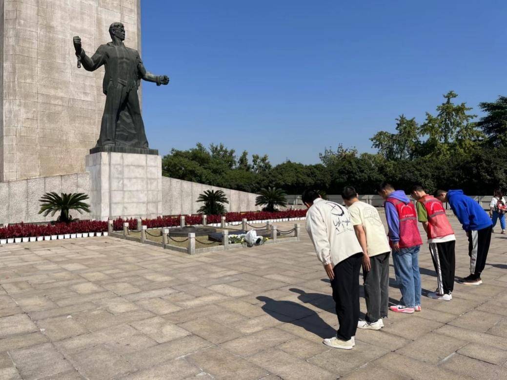 "立亮"青年之家赴雨花台烈士陵园开展科技文化艺术节红色主题活动
