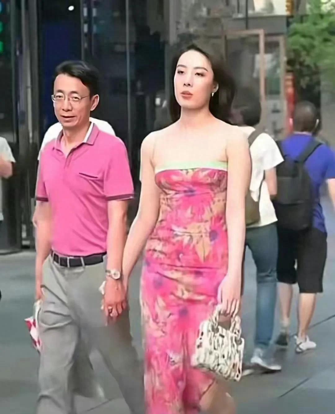 中石油胡总牵手董小姐炸街太古里!