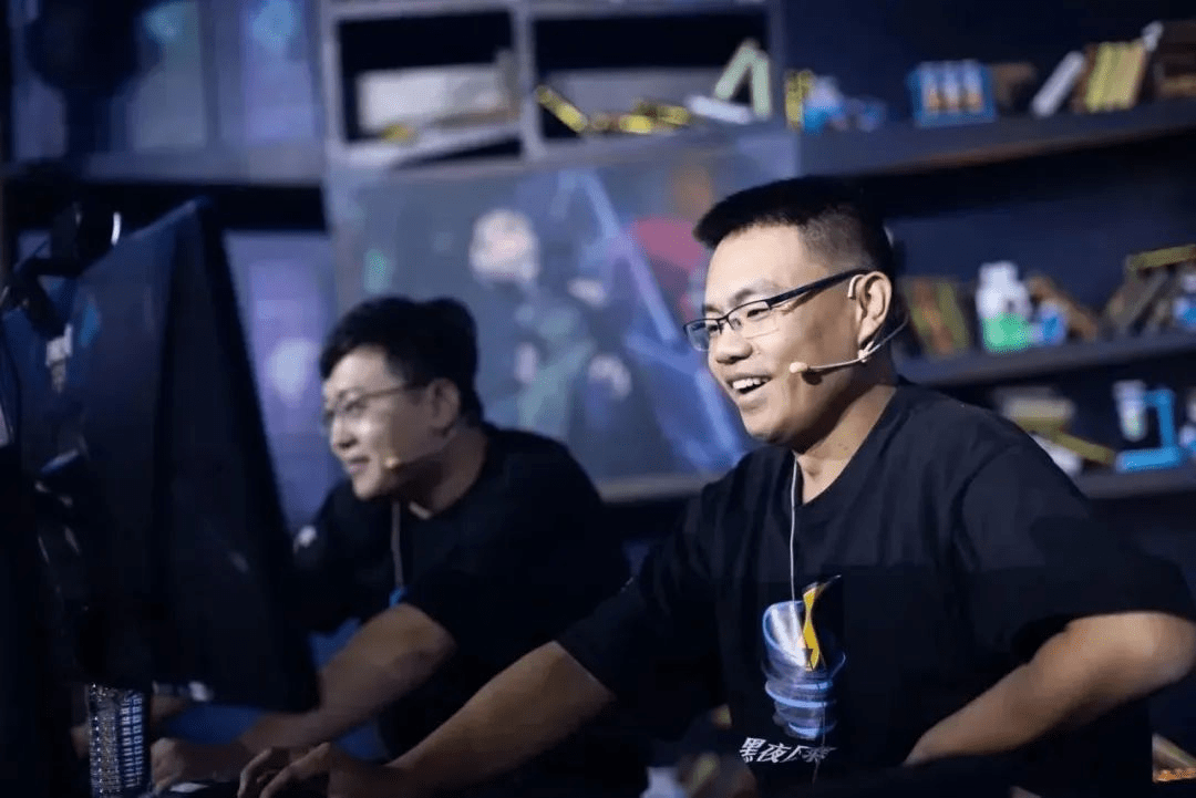 王师傅拍卖奇葩香蕉,月圆之夜镜中对决s1邀请赛炉石大神频频整活_选手