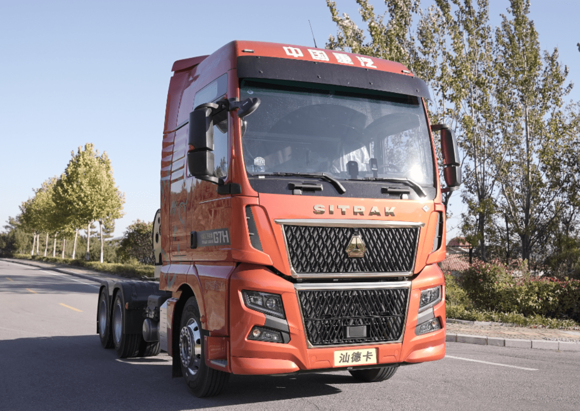 燃气重卡风口当前,中国重汽汕德卡作为国内高端重卡领航者,以赋能高效