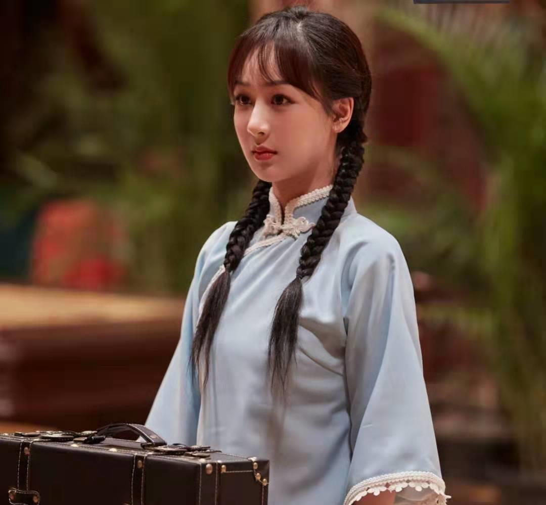 杨紫参加活动脸部未消肿,生图再次撞脸杜华,真的不是亲姐妹?