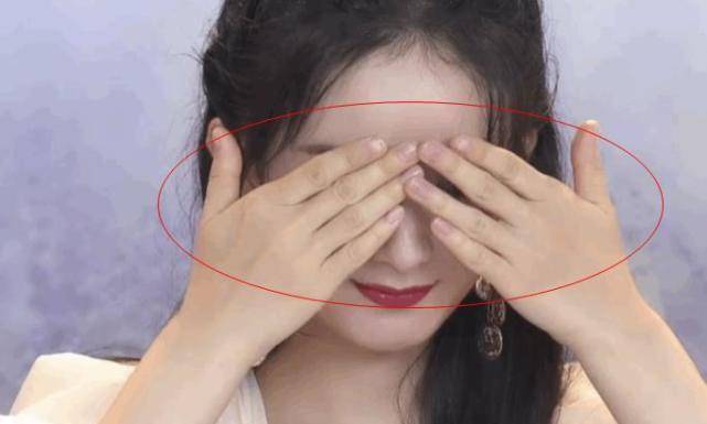 赵丽颖近照"奶油肌"优越,看到她的手指甲:这才是当妈妈的样子_颖宝