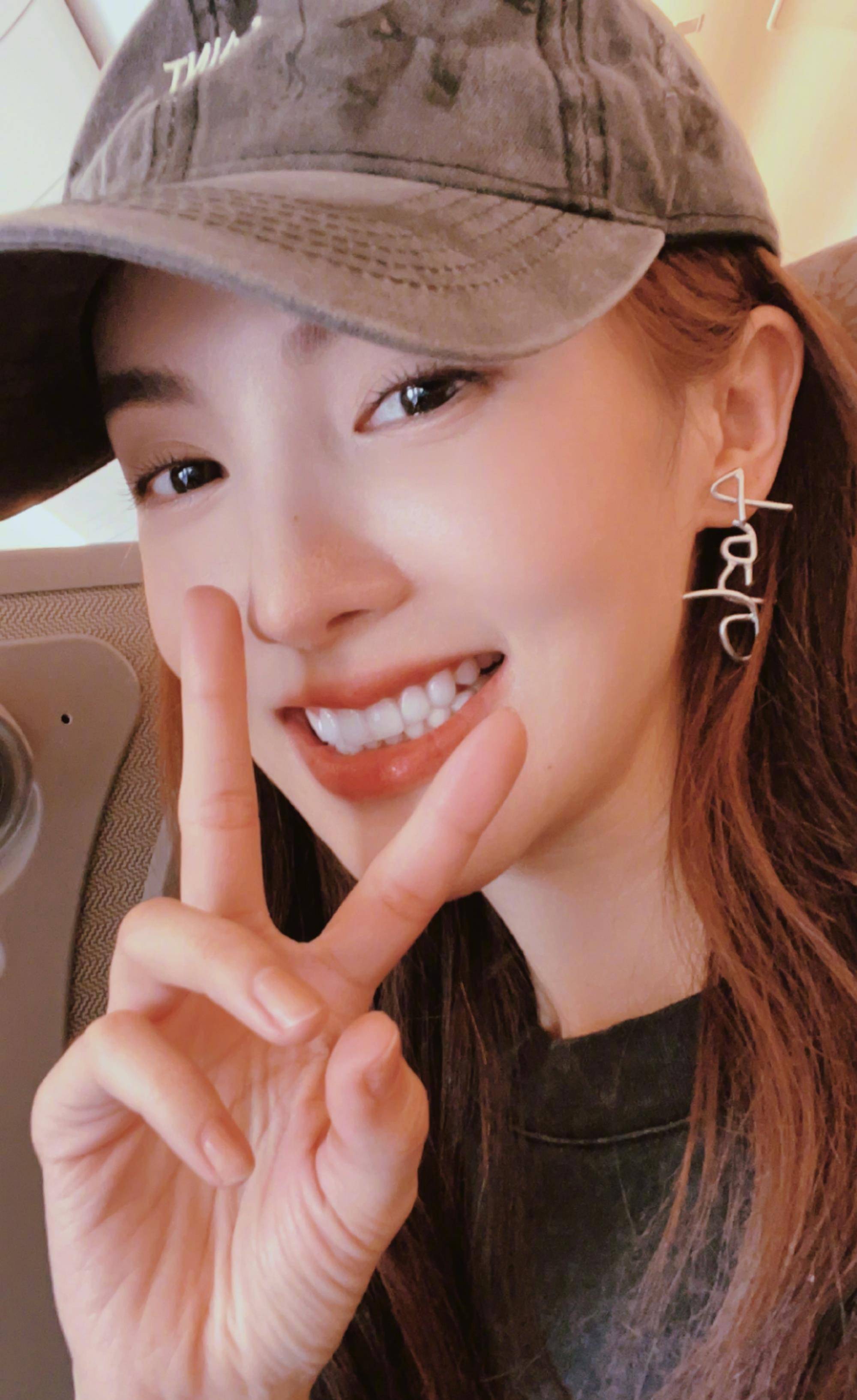 金晨晒美照,开心比耶心情好,发文:喜上加喜,见者有份_社交_平台_个人