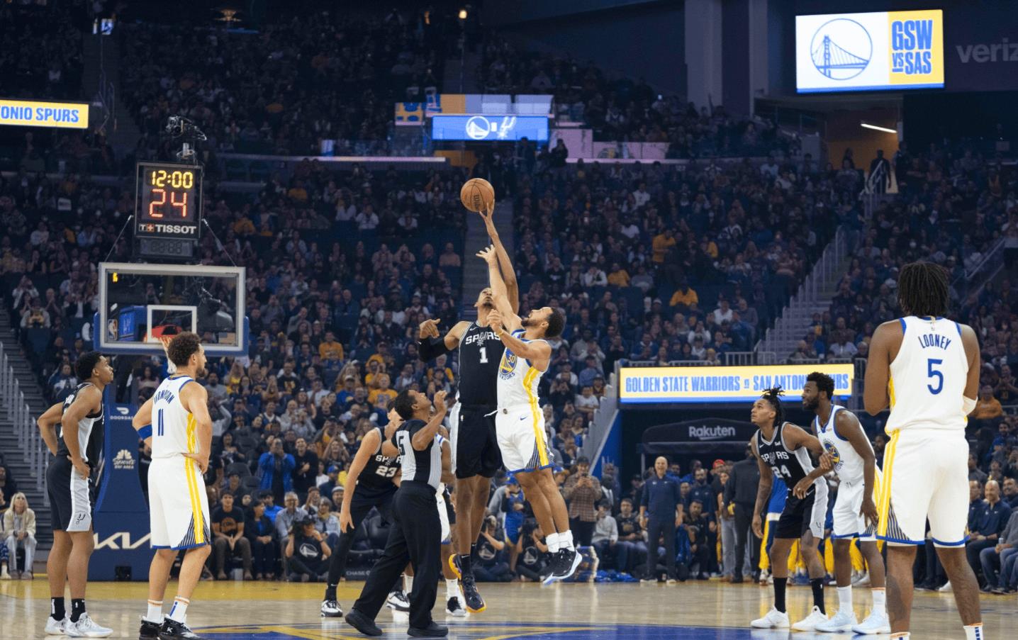 捍卫国外中锋最后荣誉!库中锋开场和文班跳球引热议_starts_库里_the