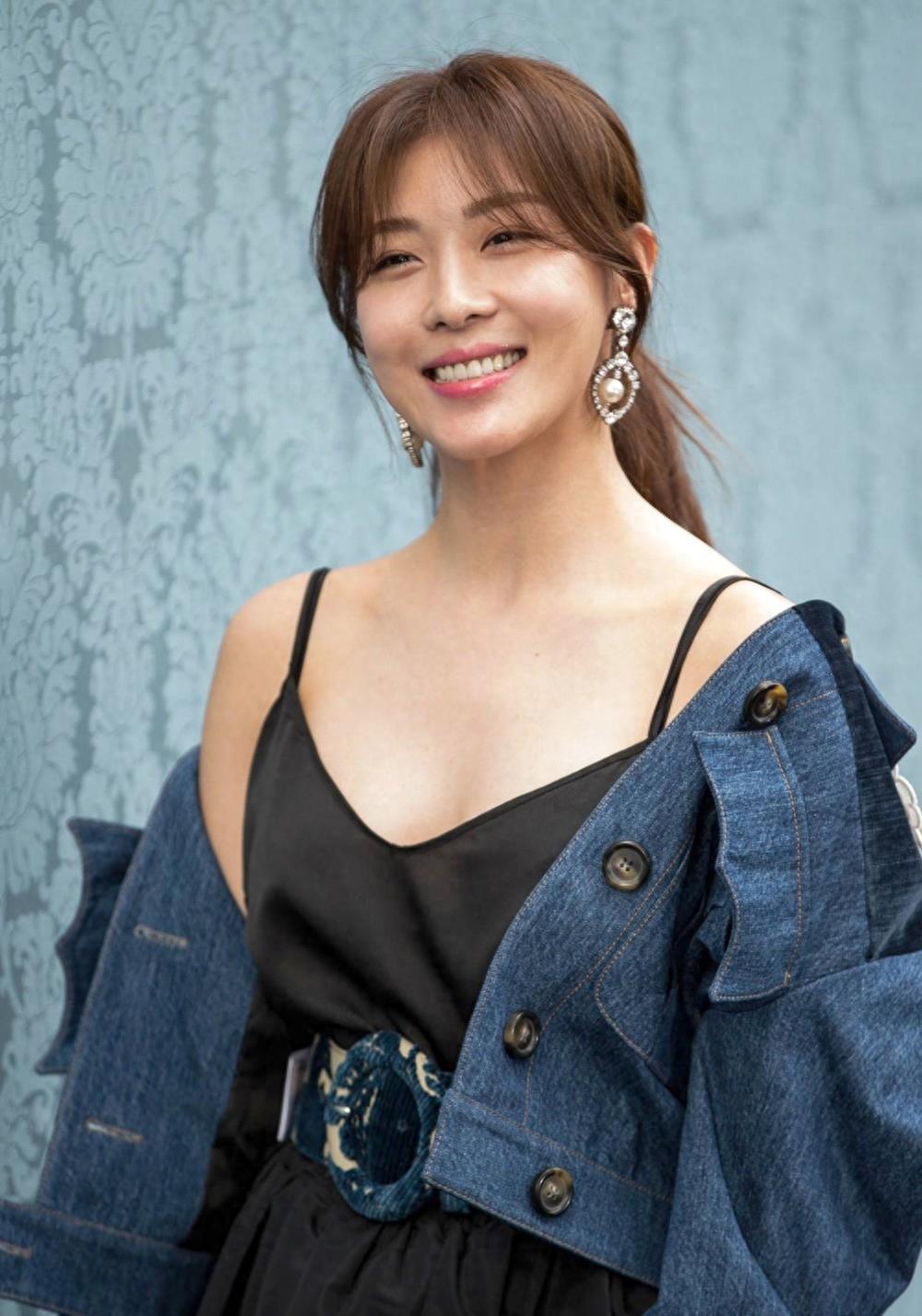 韩国最强女演员! 45岁河智苑身材丰满,时尚时尚!