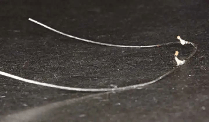 图5-20 摇椅图5-21 前牙区负转矩的摇椅弓丝4)我们需要使用转矩钳(图5