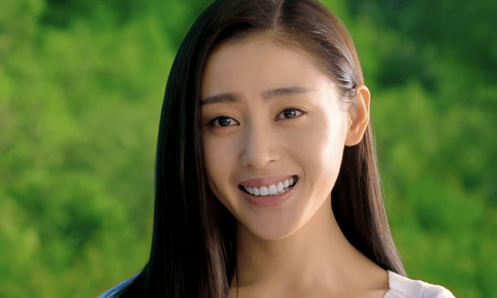 张天爱原本的牙齿就很白很整齐,拍《从你的全世界路过》的时候还很