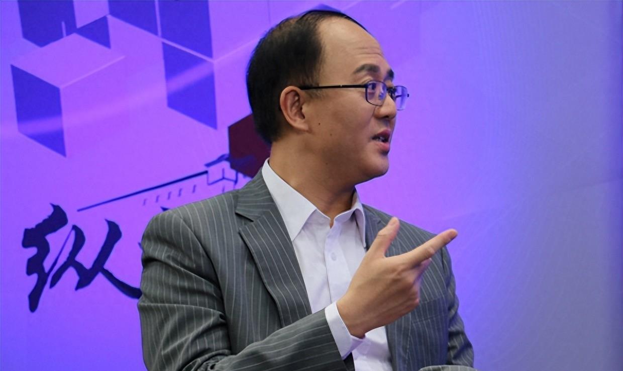 对于凤凰的这个发明,邱震海认为是开创了电视史上的第一步,"我们的