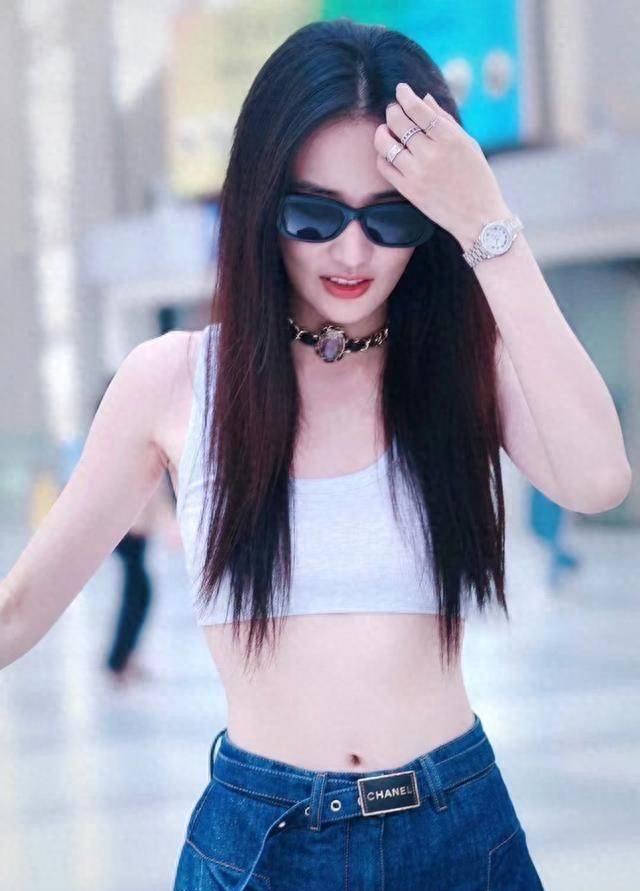 徐璐机场大秀靓身材:穿胸罩时尚亮眼,穿搭成本跟西装一样!