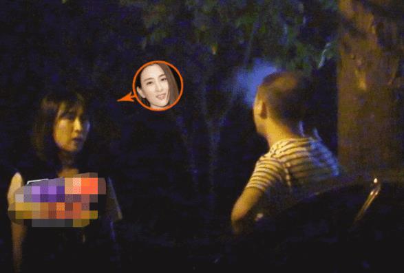 从照片中可以看出马苏抽烟的手势十分的熟练,一看就是老烟民了,而且还