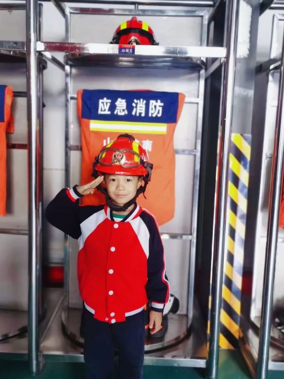 "童"行消防队 致敬"火焰蓝"——乐山幼儿园大二班社会实践活动