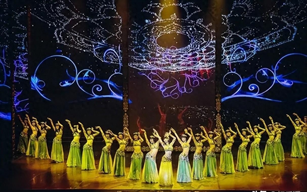 恒大歌舞团"三朵金花"同框,这颜值气质能歌善舞,谁能拒绝?