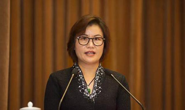 湖南女首富周群飞:父亲残疾,母亲离去,独自养家,现身家百亿_工作_家庭