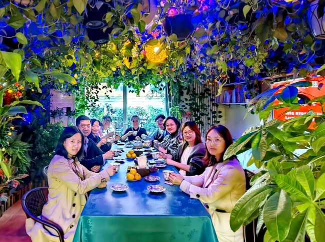 安琪女士是一位从事服装高定品牌的创始人和首席设计师,同时也是城市