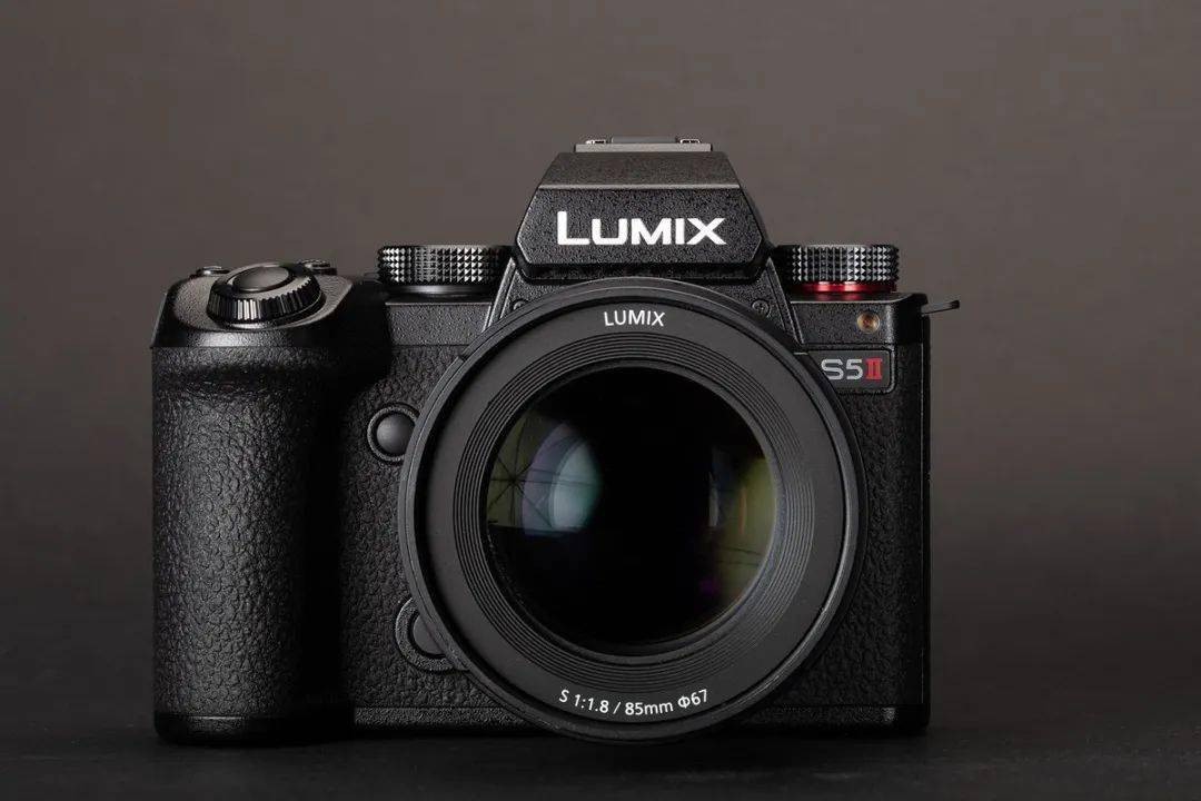 松下推出 松下lumix s5m2黑金纪念款相机 logo采用金色设计