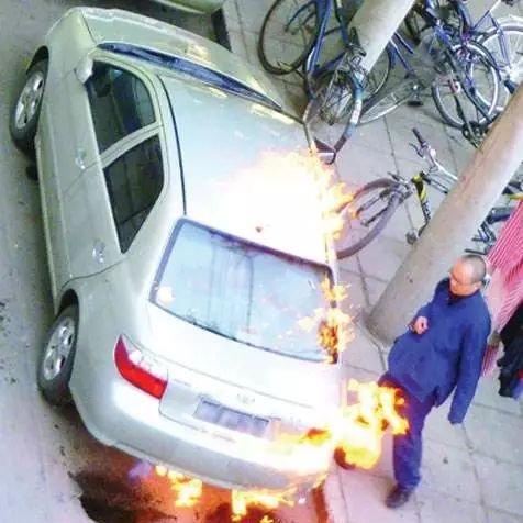 窦唯从警察局出来,看到一个举着横幅支持自己的女人,这个女人就是陈冉