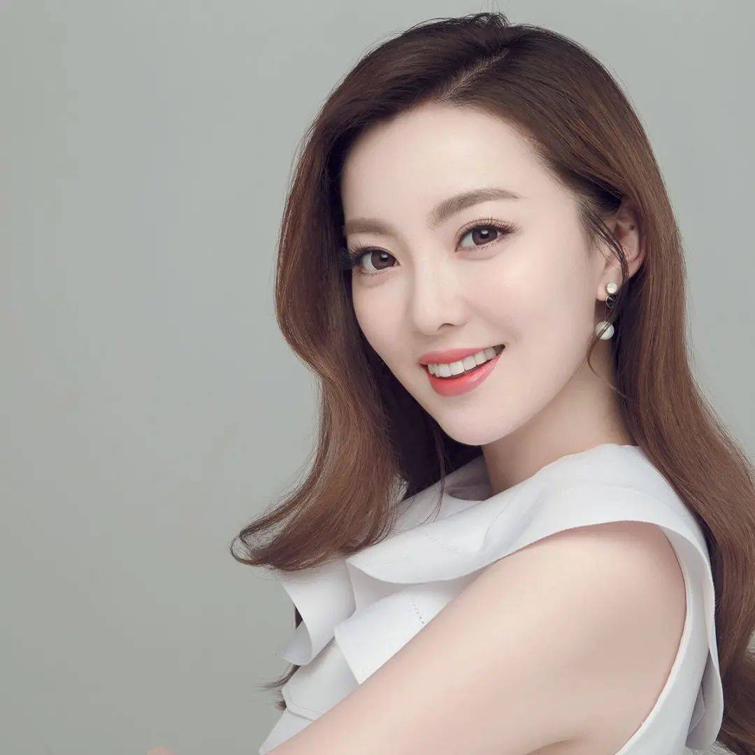 他们还上传了一段与周群跳舞的视频,不仅是为了在工作上互相帮助,而且