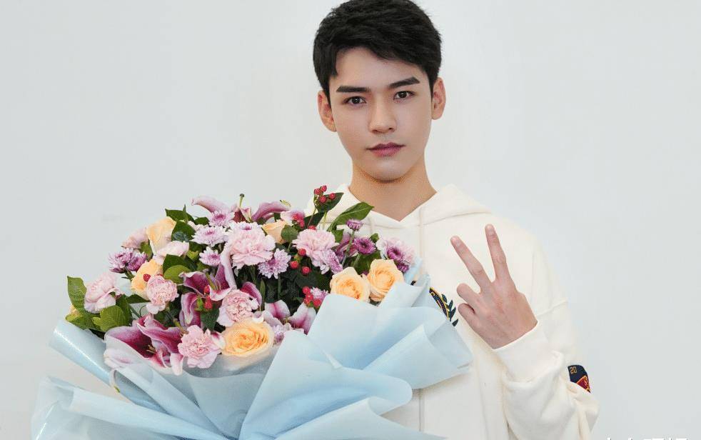 大家应该是不陌生的吧,龚俊出演了很多的影视剧,像是《醉玲珑》