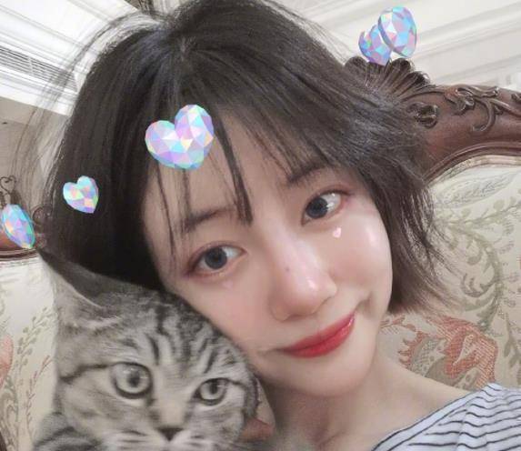 李溪芮晒自拍,小雏菊修身裙勒出"蚂蚁腰",脖子以下都是腿_祝绪丹_营业