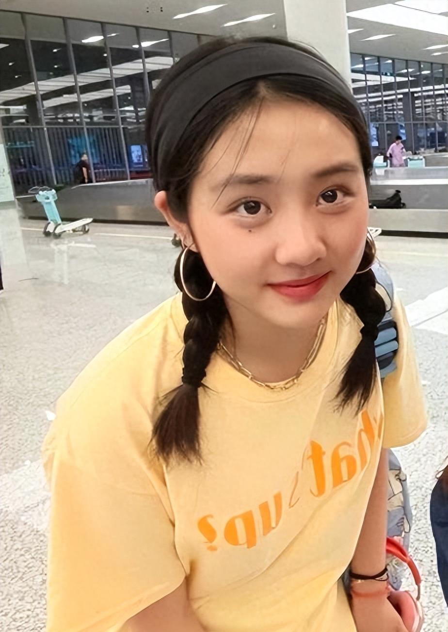 穿着泳衣与男同学互动,动作夸张,身材发胖_网友