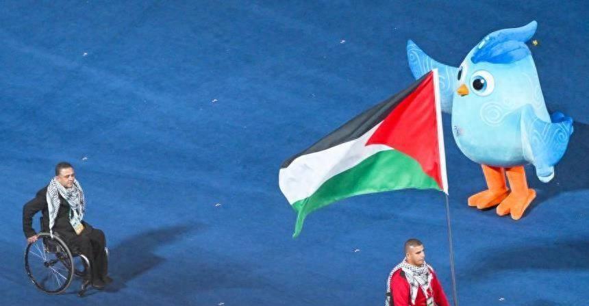巴勒斯坦代表团的亚残运之旅:胜利与坚韧的v字手势_人们_观众_残运会