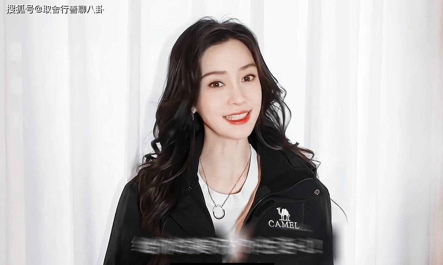 angelababy风波后首次露面,绽放甜美笑容状态极佳,嘟嘴