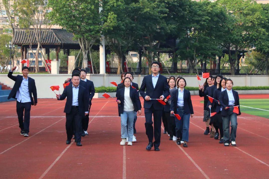 方队表演现场随后,德阳巴川中学校长助理罗高明老师为大家致开幕词