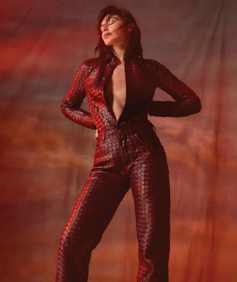 "神奇女侠"盖尔,加朵在最新杂志《百视达》中穿透视内衣秀超模身材!