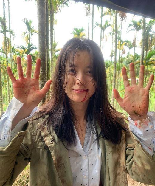 韩孝周分享美剧《绊脚石》现场照片,满脸伤却笑容满面