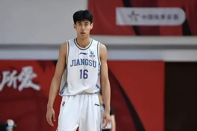 防守尖兵 吴羽佳:身材瘦长的无球型前锋,是一个合格的轮换球员_运动