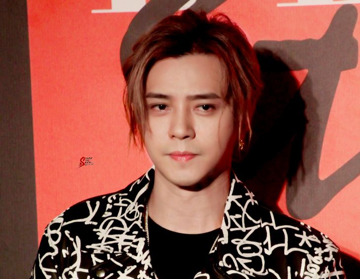 44岁罗志祥近况:花几十万买潮人单品,黑眼圈严重嘴唇发白很憔悴_明星