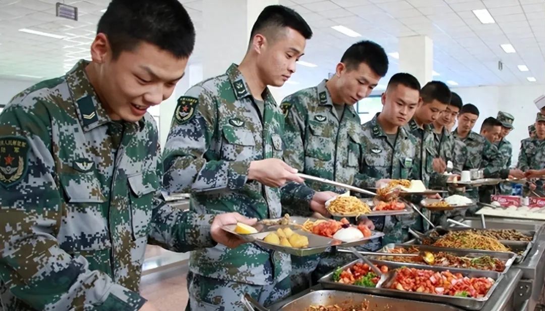 台军要涨伙食费,一比吓一跳,大陆军犬都比他们吃得好_解放军_士兵