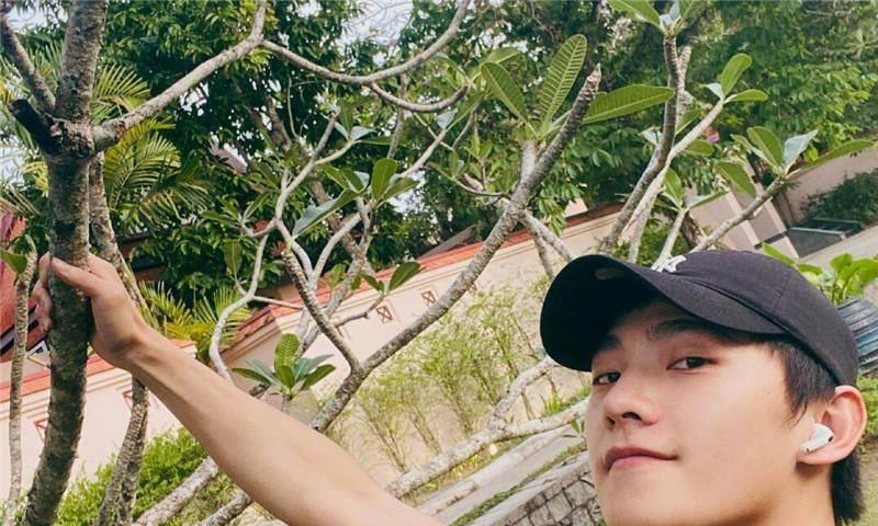 杨洋晒自恋自拍照,却被文案抢镜,太过温暖有爱!_洋洋_明星_舞蹈