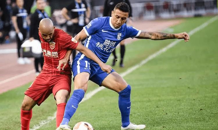 冯镇写道:"你看三镇的中场球员,传球后就站定,