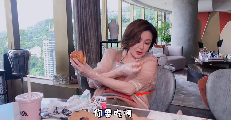 大口咬汉堡嘴巴都变形,肚子圆润鼓起_女神_豪宅_一面