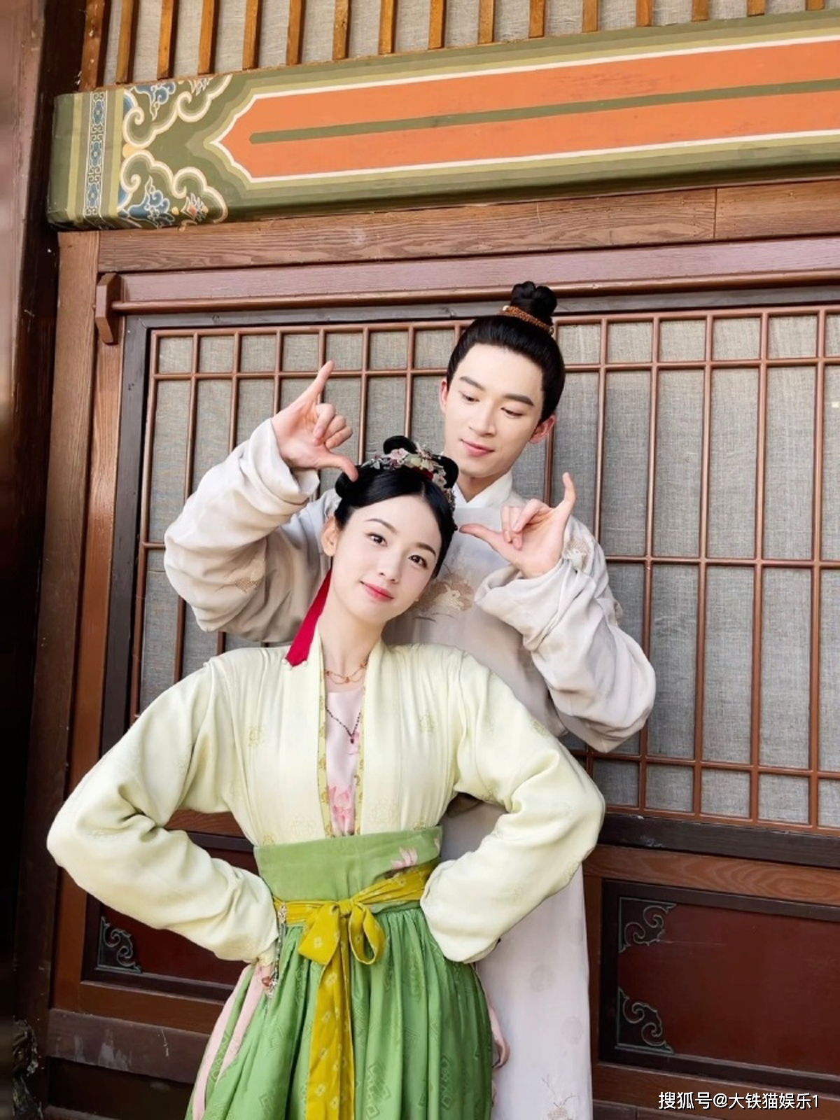 此外,他还会对一些因为种种原因无戏可拍的演员"雪中送炭",于是很多在
