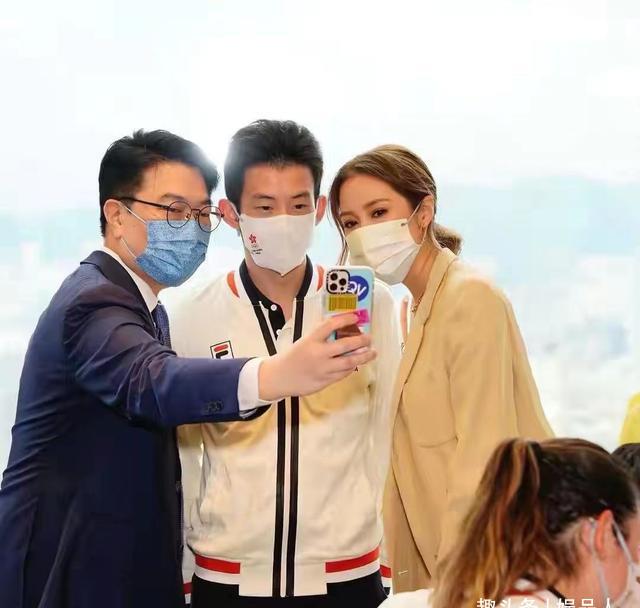 "千亿阔太"徐子淇,8年4胎扎根李家豪门,和奥运健儿合影显高雅_女儿