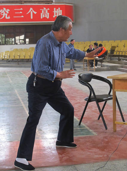 陈伯祥先生给学员讲解陈氏太极拳小架动作陈伯祥先生给学员讲解陈氏