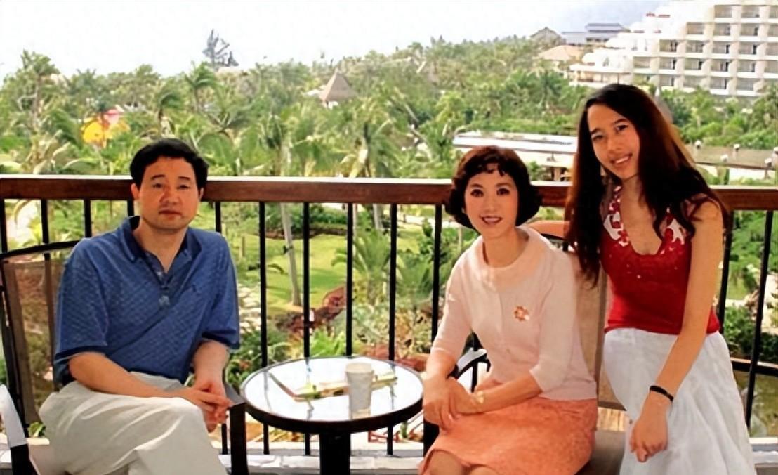 龚雪晒全家福,她70岁还跟女儿一样貌美年轻,老公帅气儒雅有气质_黑色