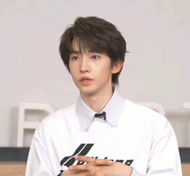 into1刘宇洗掉大浓妆,争走"硬汉风"网友:终于看清长相了_偶像_审美