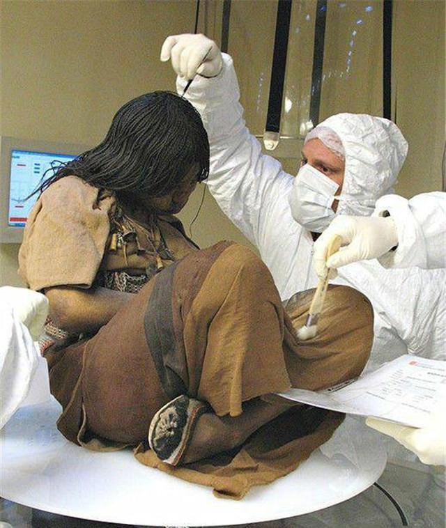 冰封了500年的少女,犹如"睡美人",科学家:她带毒_女尸_女人_文化