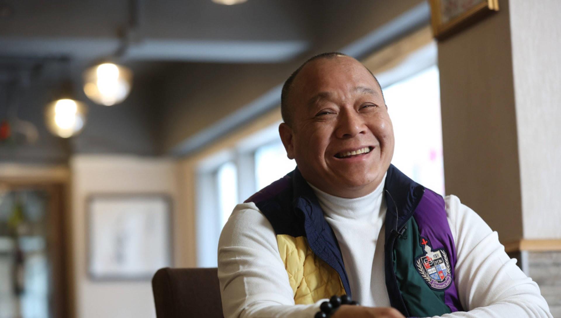 吴志雄晒合照庆结婚周年翻车!公开与女孩牵手,朋友在其餐厅被砍