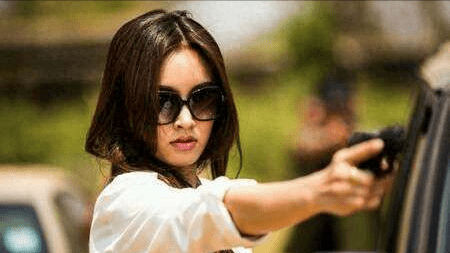 宝儿饰演的大毒枭"八面佛"的女儿"缅娜",他与张家辉饰演的警察张子伟