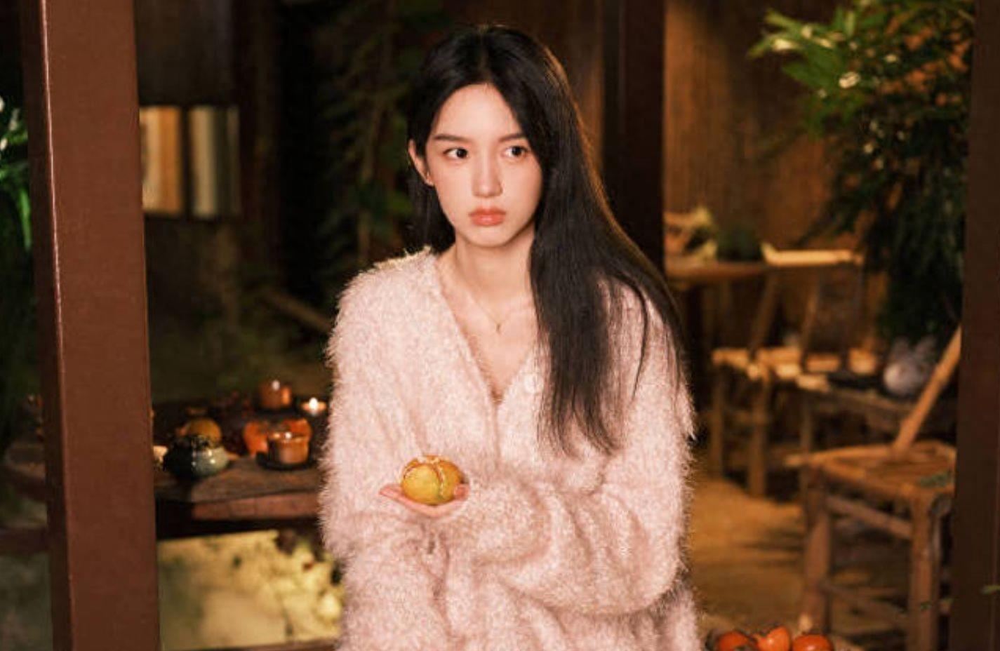 周也穿白色毛绒外套造型清新 煮茶烤柿安逸又淡雅_私生活_形象_饮食